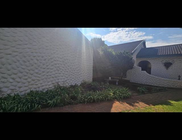 3 BEDROOM HOUSE FOR SALE IN VANDERBIJLPARK SE 2